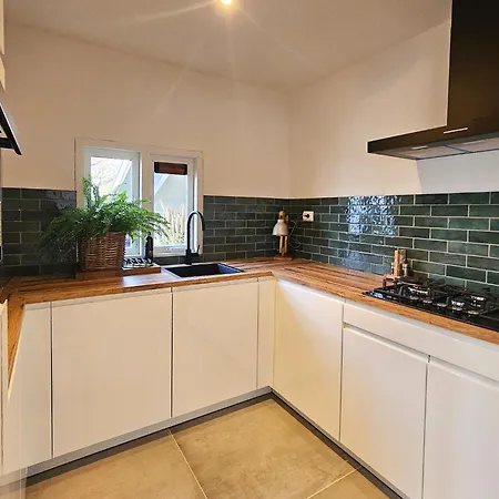 Beautiful With Spacious Garden, Cleaning Included Hébergement de vacances *