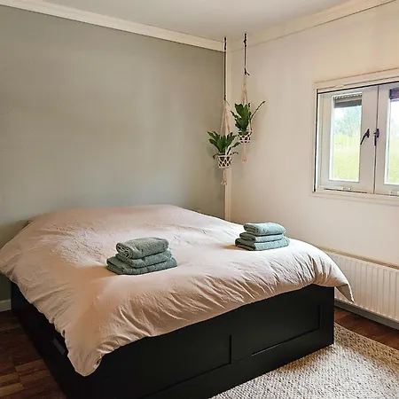 Beautiful With Spacious Garden, Cleaning Included *