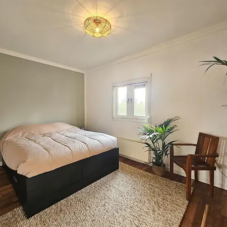 Hébergement de vacances Beautiful With Spacious Garden, Cleaning Included *