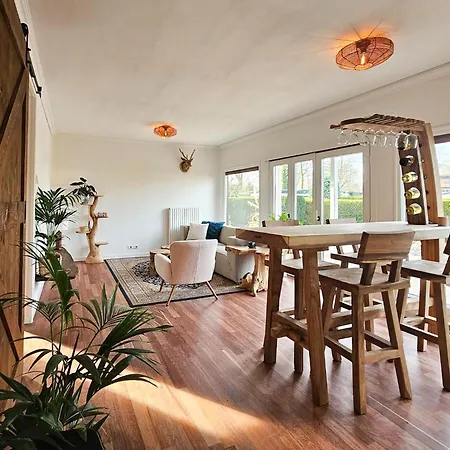 Hébergement de vacances Beautiful With Spacious Garden, Cleaning Included *