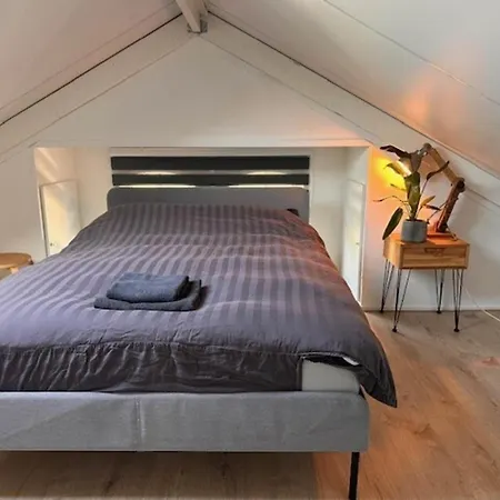 Hébergement de vacances Beautiful With Spacious Garden, Cleaning Included *