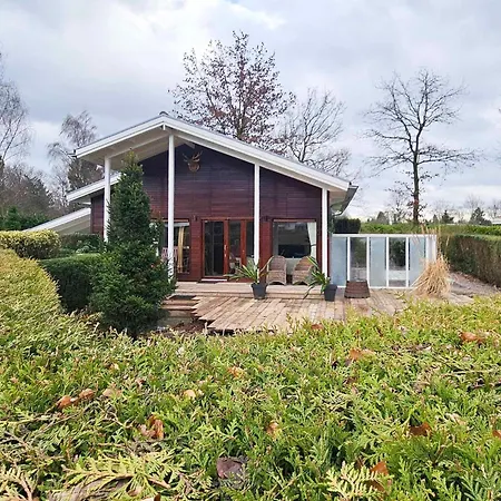 Beautiful With Spacious Garden, Cleaning Included Hébergement de vacances *