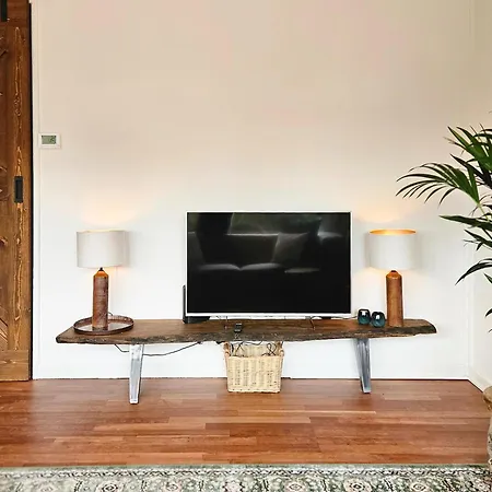 Дом отдыха Beautiful With Spacious Garden, Cleaning Included